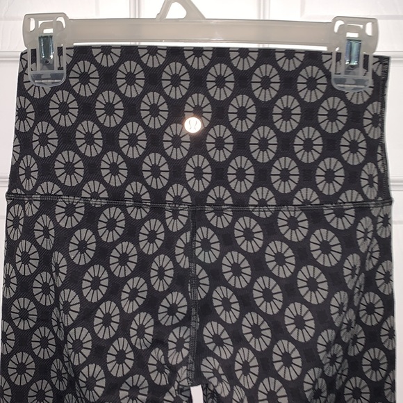 Lululemon black and grey patterned Leggings Sz 6 - Picture 4 of 5
